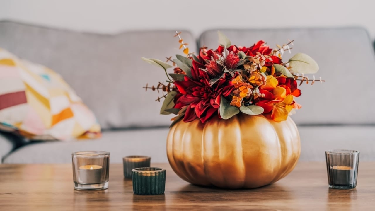 29 Fall Decor Tips for a Warm, Comfy & Inviting Home 6 29 Fall Decor Tips for a Warm, Comfy & Inviting Home - Autumn bouquet pumpkin vase coffee table ss2354854049