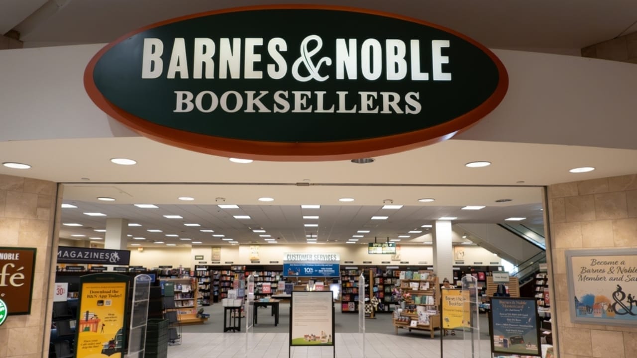 18 Stores Where Your Dog Gets VIP Treatment 11 18 Stores Where Your Dog Gets VIP Treatment - Barnes and Noble ss2458543615