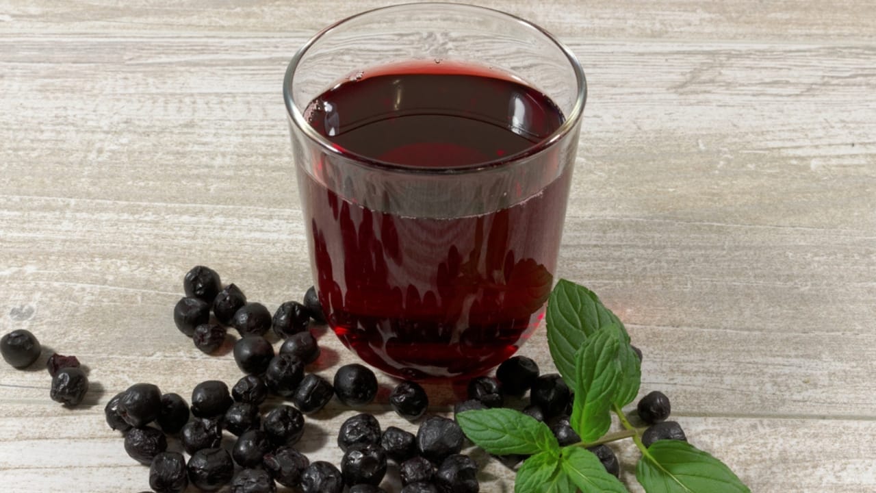 Attract Songbirds with the Berries of This Native Shrub 4 Attract Songbirds with the Berries of This Native Shrub - Black chokeberry juice ss399690121