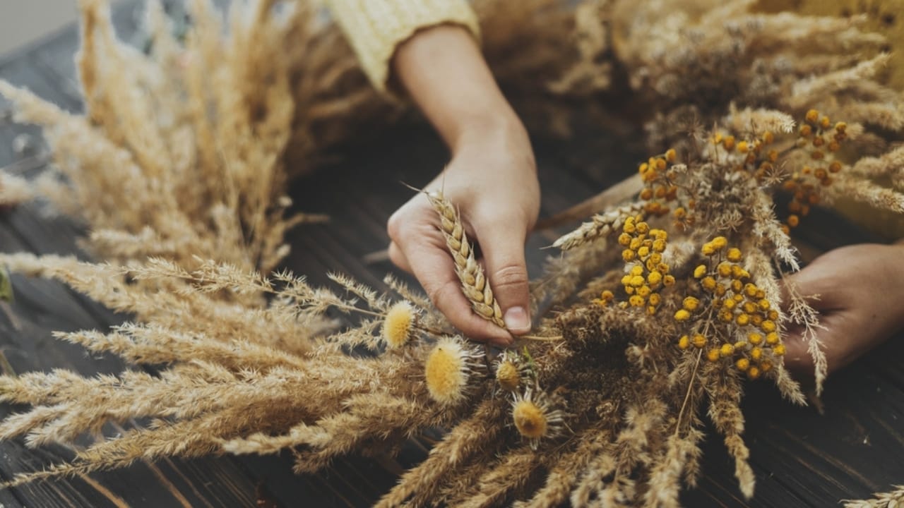 29 Fall Decor Tips for a Warm, Comfy & Inviting Home 22 29 Fall Decor Tips for a Warm, Comfy & Inviting Home - Dried Wheat Arrangements ss2052648323