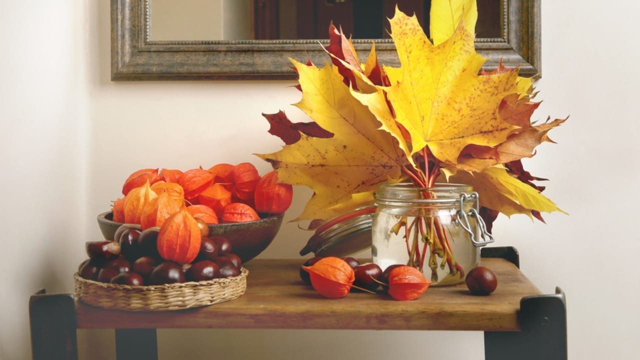 29 Fall Decor Tips for a Warm, Comfy & Inviting Home 12 29 Fall Decor Tips for a Warm, Comfy & Inviting Home - Entryway Table Fall Decor ss737401294