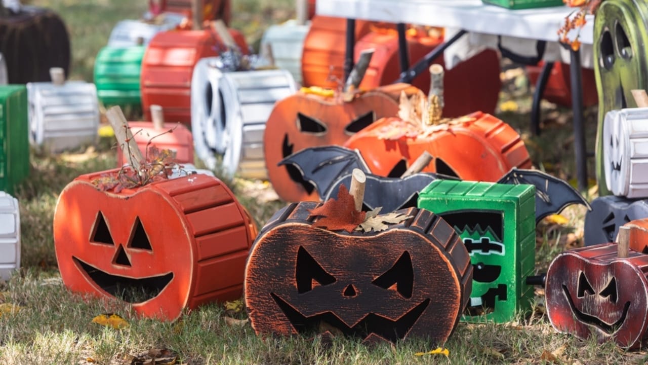 Fall Decor on a Budget: 18 Creative Ways to Keep Your Space Warm & Inviting 15 Fall Decor on a Budget: 18 Creative Ways to Keep Your Space Warm & Inviting - Fall Artwork Displays ss2271696793