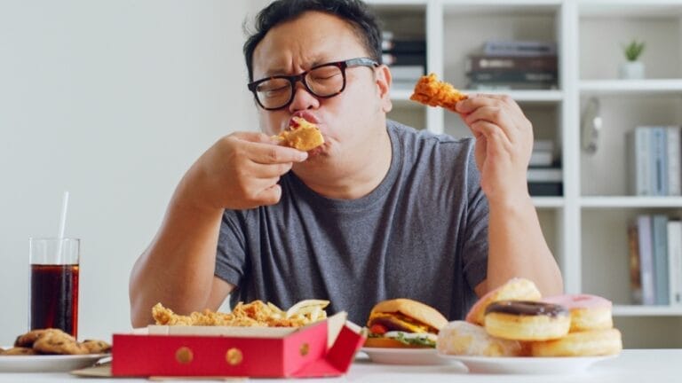 15 Foods You Can’t Resist – And Science Knows Why 7 15 Foods You Can’t Resist – And Science Knows Why - Fat man enjoy eating junk food ss2213279091
