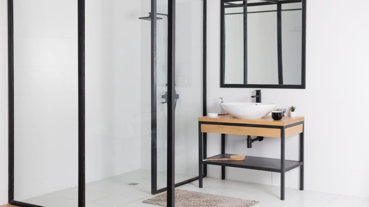 10 Timeless Shower Door Styles for a Bathroom That Always Looks Chic 11 10 Timeless Shower Door Styles for a Bathroom That Always Looks Chic - Framed glass door ss2264098343