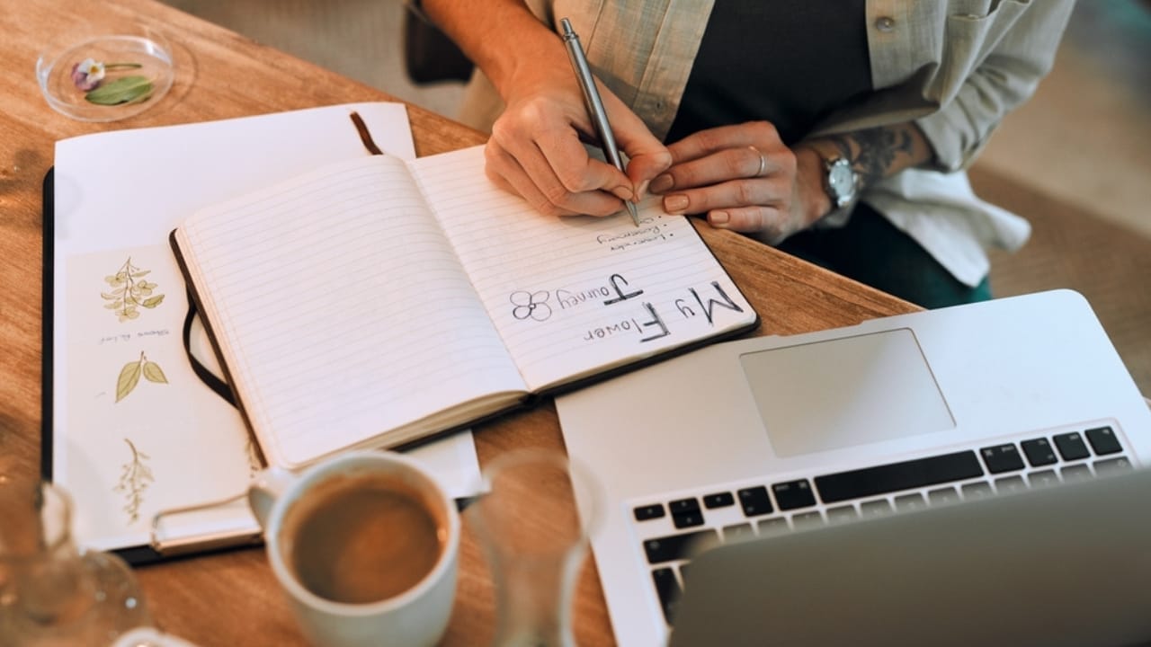 15 Essential Fall Gardening Tools & Resources for a Thriving Autumn Garden 16 15 Essential Fall Gardening Tools & Resources for a Thriving Autumn Garden - Garden Planner journal botanist ss2489917295