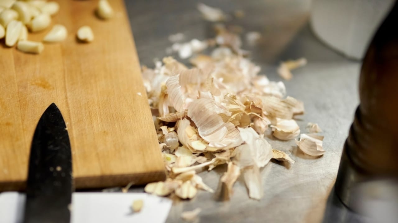 Improve Your Skin Naturally by Adding Garlic to Your Skincare Routine 6 Improve Your Skin Naturally by Adding Garlic to Your Skincare Routine - Garlic Skin peels ss2293138227