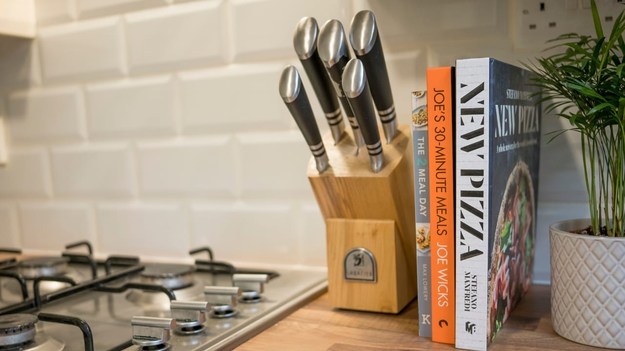 13 Countertop Items to Ditch for a Sleeker, Designer-Approved Kitchen 2 13 Countertop Items to Ditch for a Sleeker, Designer-Approved Kitchen - Knife block on a kitchen counter top wc