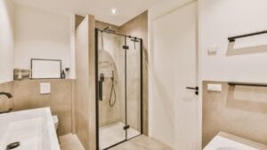 10 Timeless Shower Door Styles for a Bathroom That Always Looks Chic 1 10 Timeless Shower Door Styles for a Bathroom That Always Looks Chic - Modern bathroom ss2322768763
