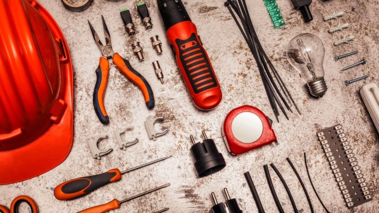 15 Important Items to Stockpile for Emergencies—Beyond Food & Water 4 15 Important Items to Stockpile for Emergencies—Beyond Food & Water - Multi tool dp154080508