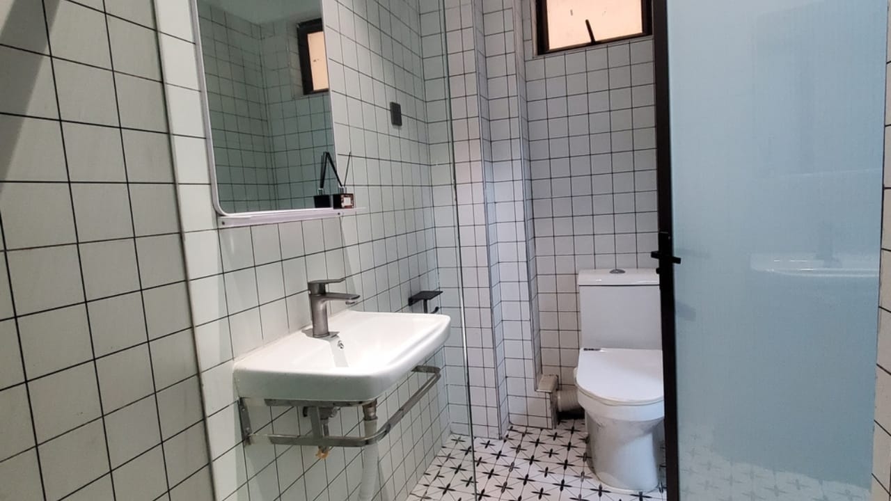 10 Timeless Shower Door Styles for a Bathroom That Always Looks Chic 4 10 Timeless Shower Door Styles for a Bathroom That Always Looks Chic - Pivot shower door ss2452584523 1