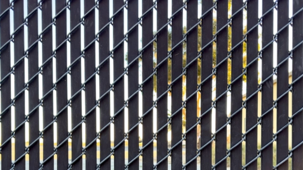 12 Clever Ideas for Turning Short Fences into Privacy Barriers 3 12 Clever Ideas for Turning Short Fences into Privacy Barriers - Privacy Slats fence ss2418456637