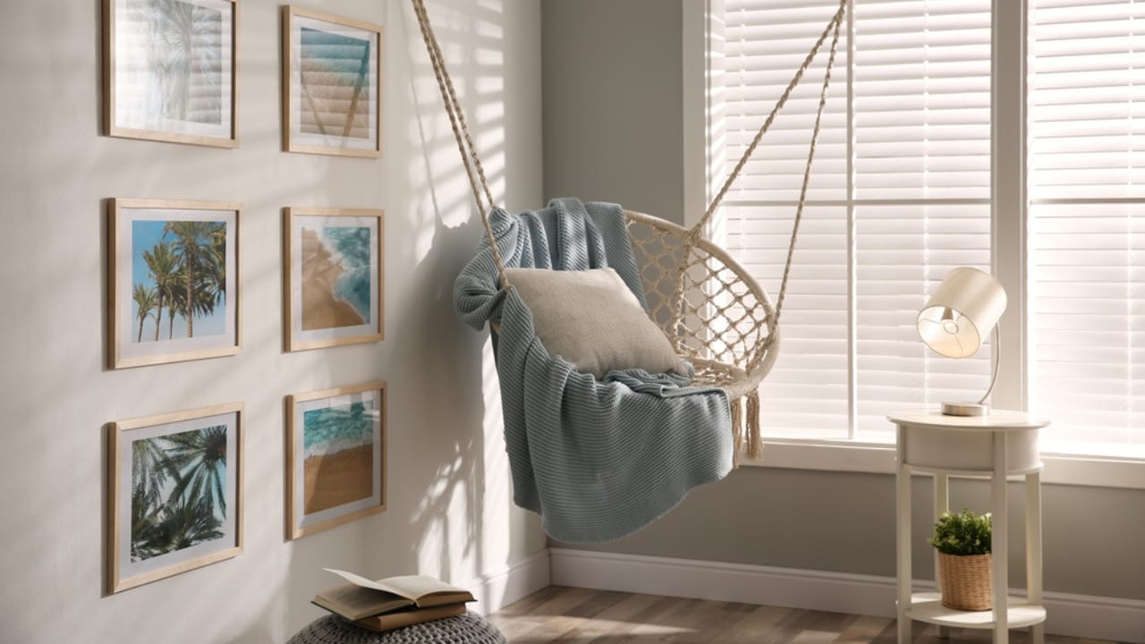 15 Design Mistakes That Could Be Making You Miserable at Home 11 15 Design Mistakes That Could Be Making You Miserable at Home - Stylish room with artwork dp419634808