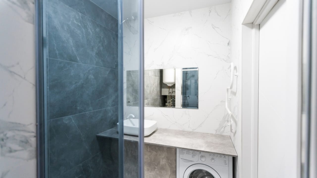 10 Timeless Shower Door Styles for a Bathroom That Always Looks Chic 8 10 Timeless Shower Door Styles for a Bathroom That Always Looks Chic - Tinted door dp545990210