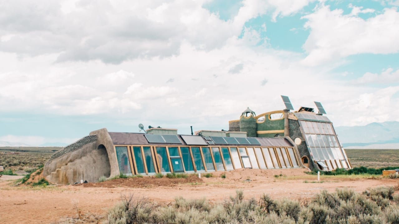 10 Self-Sustaining, Zero-Waste Earthships That Cost Next to Nothing to Maintain 4 10 Self-Sustaining, Zero-Waste Earthships That Cost Next to Nothing to Maintain -