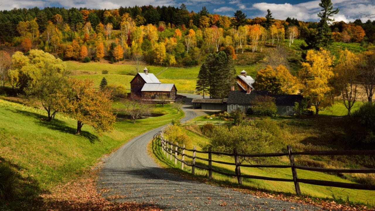 Vermont Town Closes Roads to Combat Influencer-Driven Autumn Tourism Surge 3 Vermont Town Closes Roads to Combat Influencer-Driven Autumn Tourism Surge - Vermont Cloudland Road ss1289101906