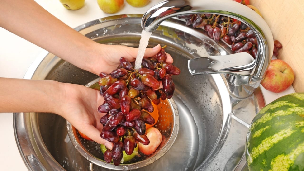 The Baking Soda Trick for Pesticide-Free Grapes - 10 Step Guide 10 The Baking Soda Trick for Pesticide-Free Grapes - 10 Step Guide - Washing grapes dp54250765