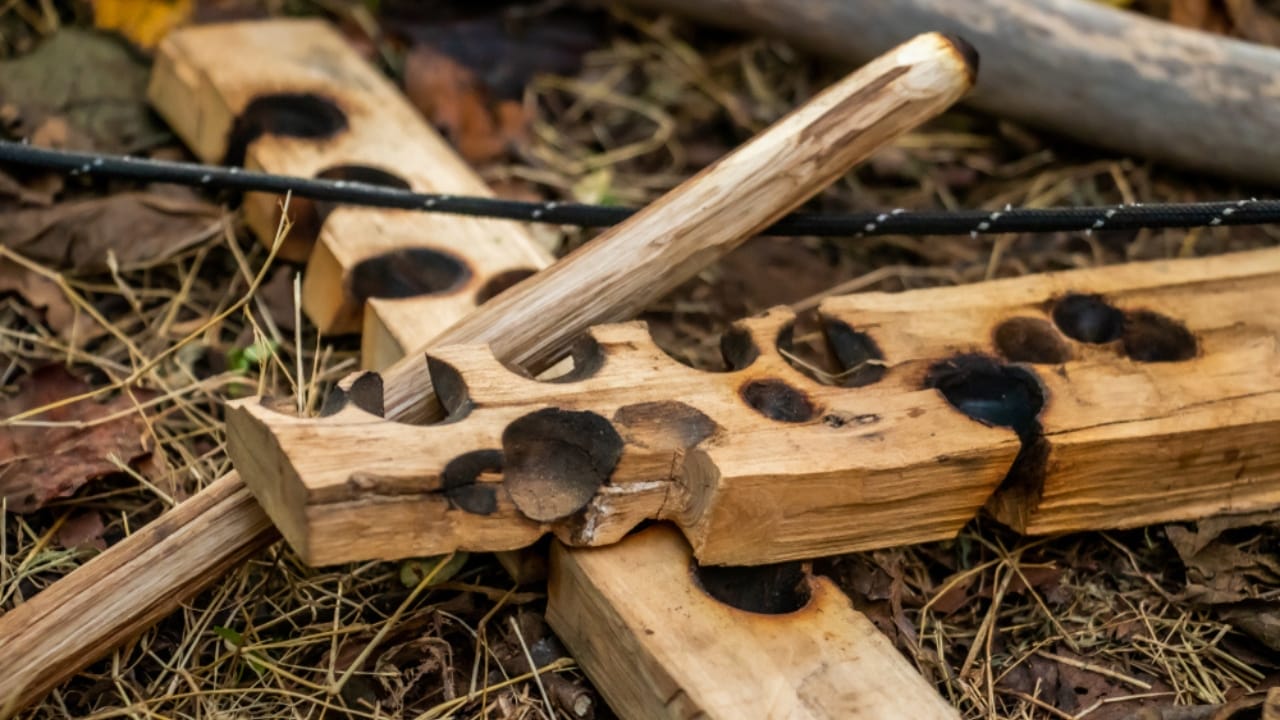 Never Be Left in the Cold with These 12 Fire-Starting Tricks 7 Never Be Left in the Cold with These 12 Fire-Starting Tricks - bow drill ss1533281447