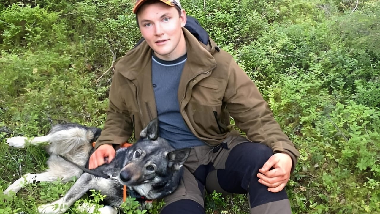 Brave Hunter Dives into Freezing Waters, Breaking Ice with His Bare Hands to Save His Beloved Dog 5 Brave Hunter Dives into Freezing Waters, Breaking Ice with His Bare Hands to Save His Beloved Dog - brave hunter 4 1