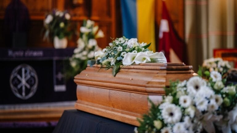 20 Beautiful Plants to Celebrate the Memory of Departed Loved Ones 9 20 Beautiful Plants to Celebrate the Memory of Departed Loved Ones - coffin with flowers ss2288021047