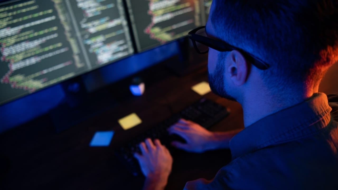 15 Stealth Strategies to Survive & Thrive in Urban Chaos 7 15 Stealth Strategies to Survive & Thrive in Urban Chaos - computer developer ss2083093903