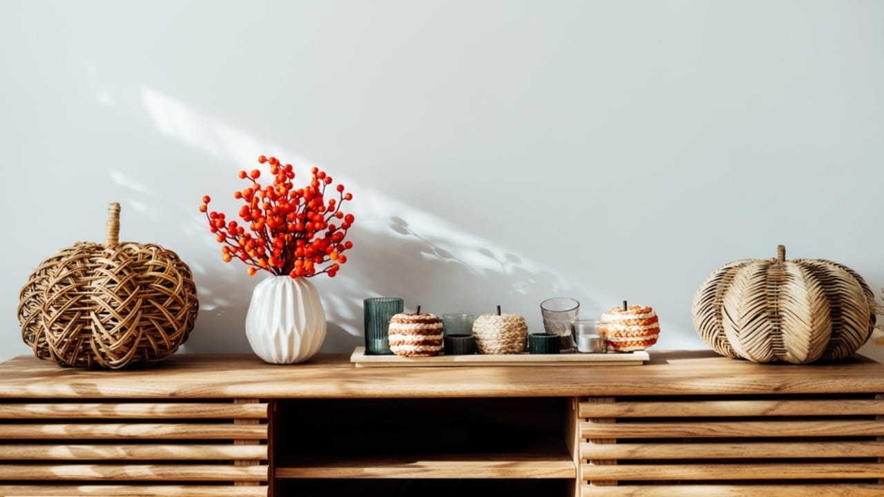 29 Fall Decor Tips for a Warm, Comfy & Inviting Home 28 29 Fall Decor Tips for a Warm, Comfy & Inviting Home - cozy autumn home interior ss2347175793