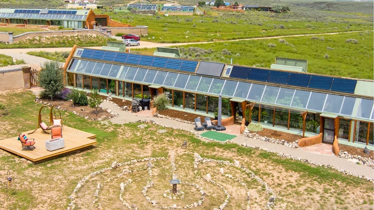 10 Self-Sustaining, Zero-Waste Earthships That Cost Next to Nothing to Maintain 10 10 Self-Sustaining, Zero-Waste Earthships That Cost Next to Nothing to Maintain - earthship airb 2