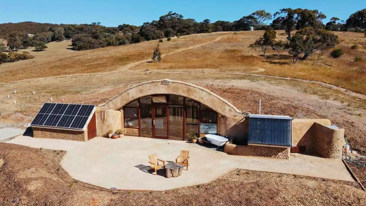 10 Self-Sustaining, Zero-Waste Earthships That Cost Next to Nothing to Maintain 3 10 Self-Sustaining, Zero-Waste Earthships That Cost Next to Nothing to Maintain - earthship airb 3