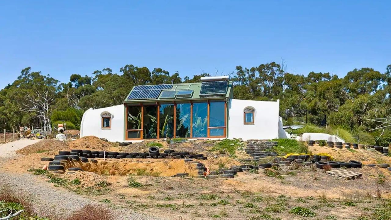 10 Self-Sustaining, Zero-Waste Earthships That Cost Next to Nothing to Maintain 9 10 Self-Sustaining, Zero-Waste Earthships That Cost Next to Nothing to Maintain - earthship airb