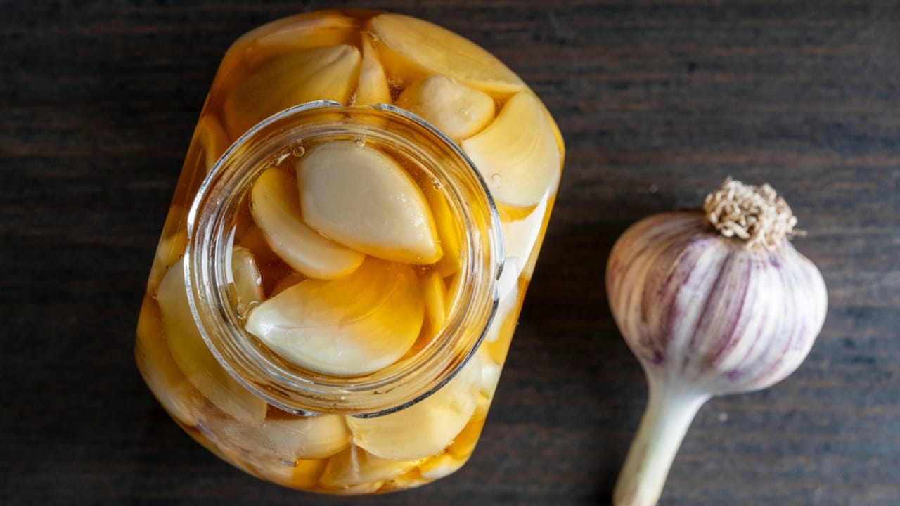 Honey & Garlic: A Health-Boosting Duo with Possible Dangers 2 Honey & Garlic: A Health-Boosting Duo with Possible Dangers - garlic cloves in honey dp674247886