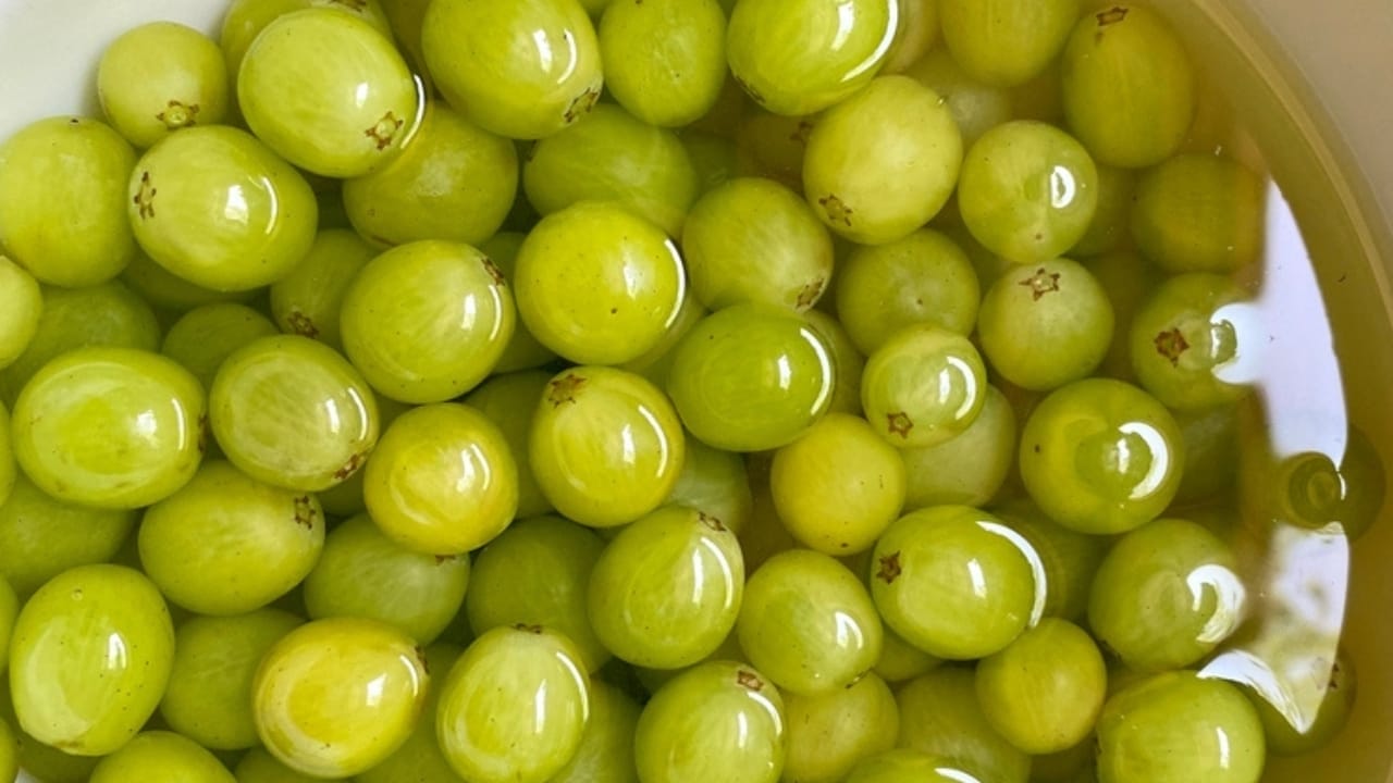 The Baking Soda Trick for Pesticide-Free Grapes - 10 Step Guide 11 The Baking Soda Trick for Pesticide-Free Grapes - 10 Step Guide - grapes soaking in vinegar ss2310483163