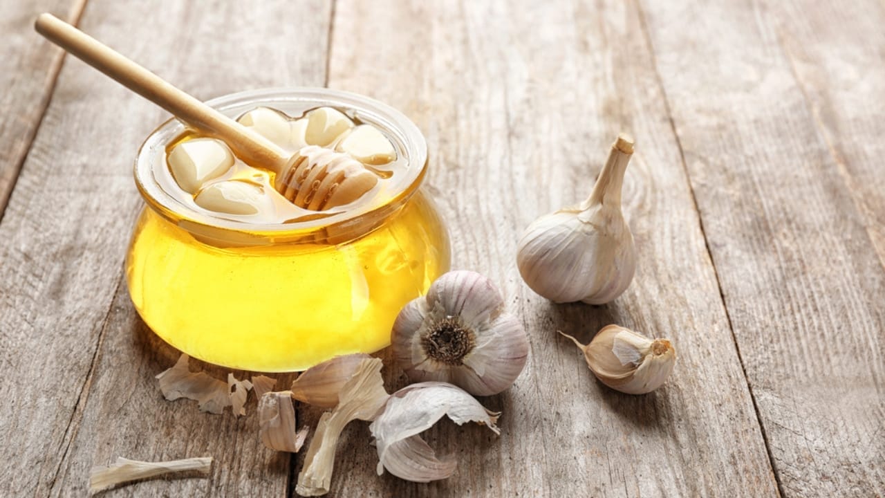 Honey & Garlic: A Health-Boosting Duo with Possible Dangers 4 Honey & Garlic: A Health-Boosting Duo with Possible Dangers - honey garlic dp179597550