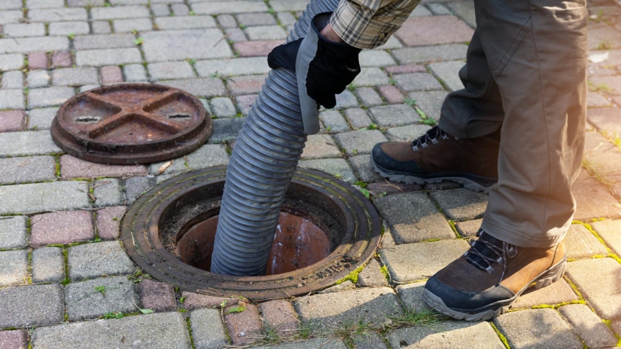 5 Septic Tank Mistakes That Could Cost You Thousands 2 5 Septic Tank Mistakes That Could Cost You Thousands - inspection of septic tank dp675804052