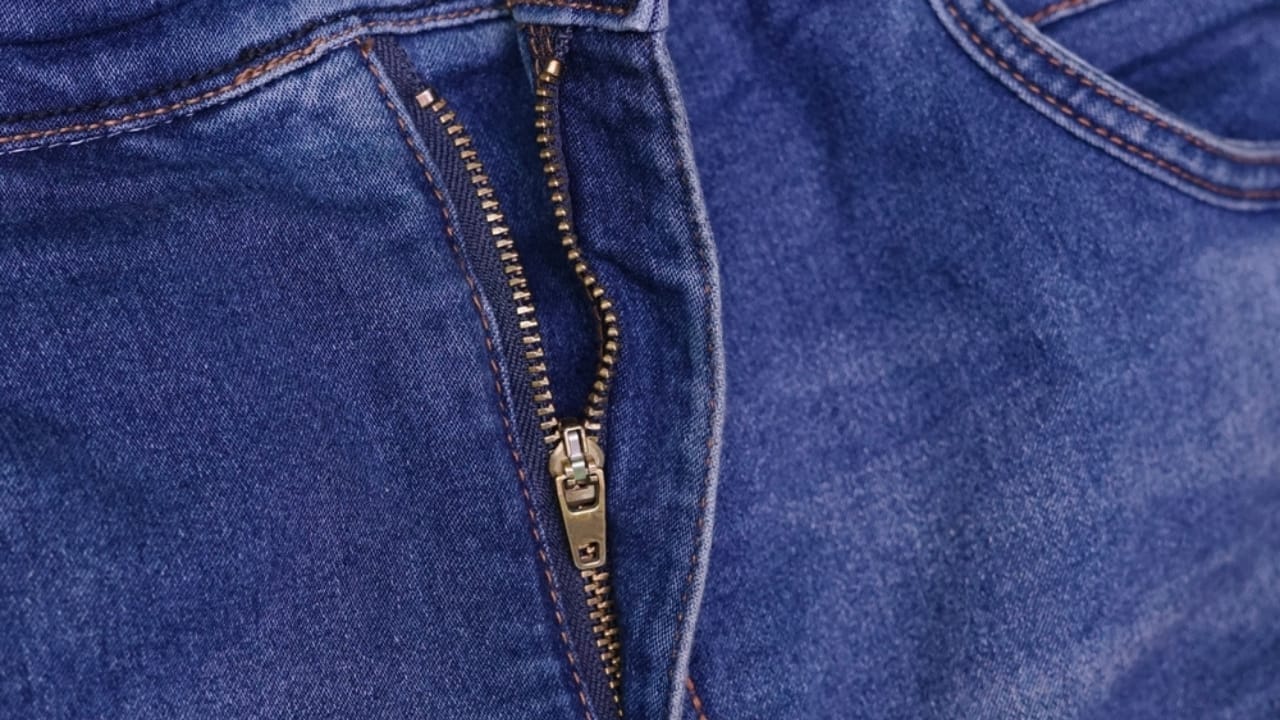 15 Signs You’ve Found a High-Quality Gem at the Thrift Store 8 15 Signs You’ve Found a High-Quality Gem at the Thrift Store - jeans open zipper ss2497075191