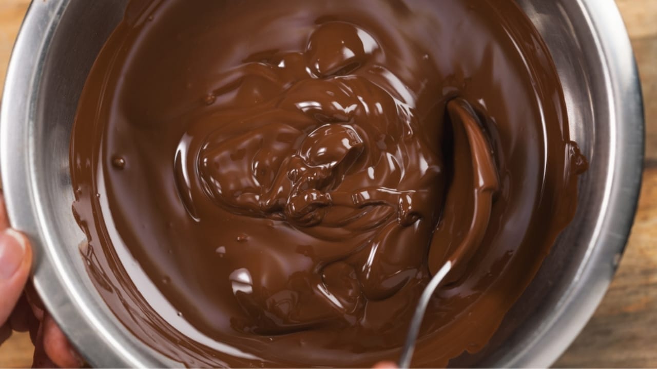 3-Ingredient Mounds Bars You Can Whip Up at Home—Too Easy to Resist 5 3-Ingredient Mounds Bars You Can Whip Up at Home—Too Easy to Resist - melt chocolate ss1043271436