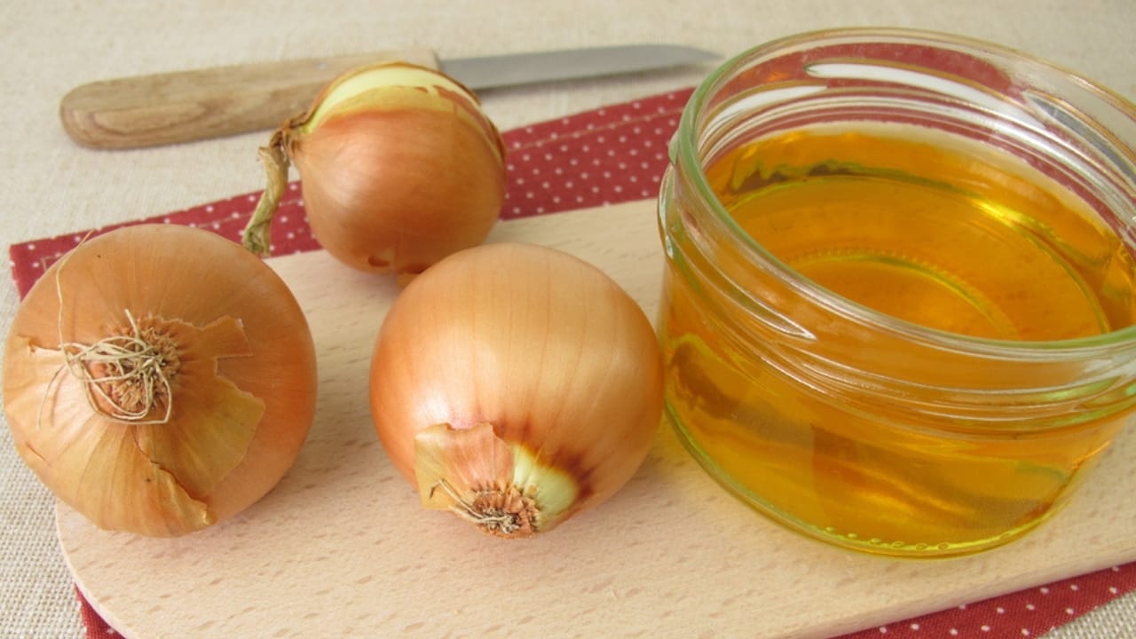 Onion Juice Stimulates Hair Growth— Experts Share the Science Behind It 3 Onion Juice Stimulates Hair Growth— Experts Share the Science Behind It - onion juice in a glass jar dp539900362