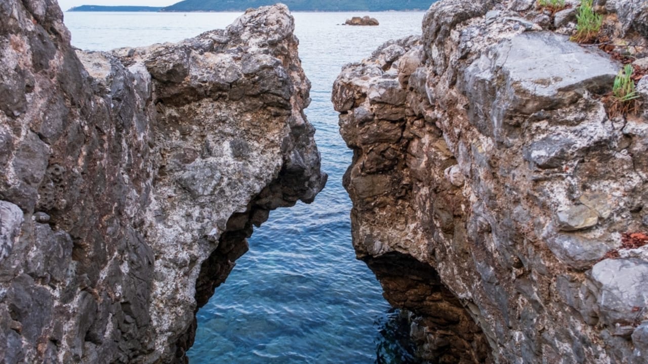 16 Unexpected Places to Find Water in an Emergency 3 16 Unexpected Places to Find Water in an Emergency - rock crevice ss2514748537