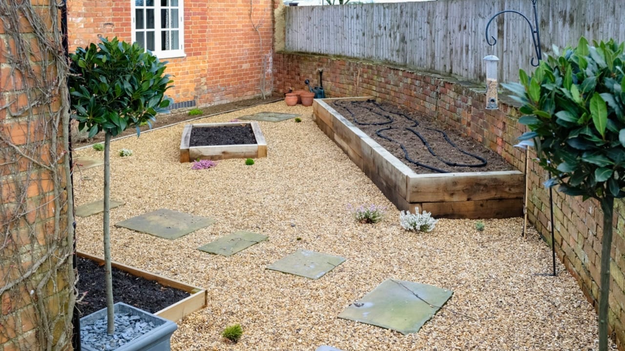 Keep Your Gravel Weed-Free: 10 Simple Weed Removal Techniques 9 Keep Your Gravel Weed-Free: 10 Simple Weed Removal Techniques - small garden design dp322336272