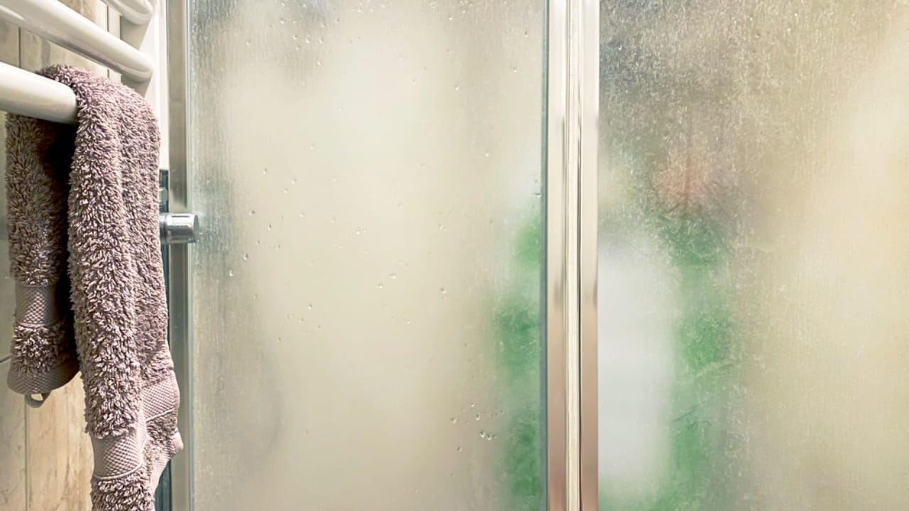 10 Timeless Shower Door Styles for a Bathroom That Always Looks Chic 9 10 Timeless Shower Door Styles for a Bathroom That Always Looks Chic -