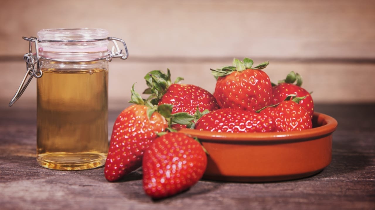 Extend Your Berries’ Shelf Life with This Simple Vinegar Trick 3 Extend Your Berries’ Shelf Life with This Simple Vinegar Trick - vinegar and strawberry ss613413317
