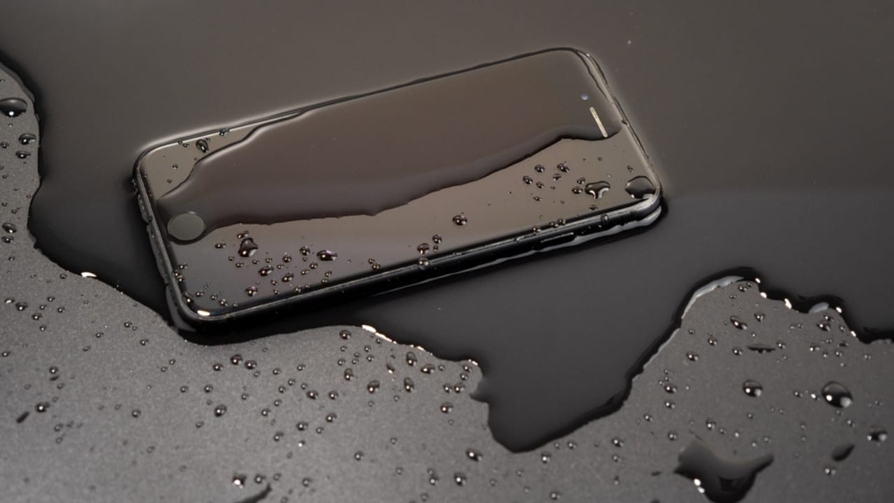 Cat Litter Isn’t Just for Cats: 10 Other Creative Alternative Uses 4 Cat Litter Isn’t Just for Cats: 10 Other Creative Alternative Uses - water spilled on smartphone ss2309953855