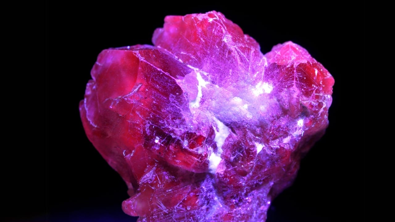 25 Most Popular Gemstones, Their Symbolism & Value 26 25 Most Popular Gemstones, Their Symbolism & Value -