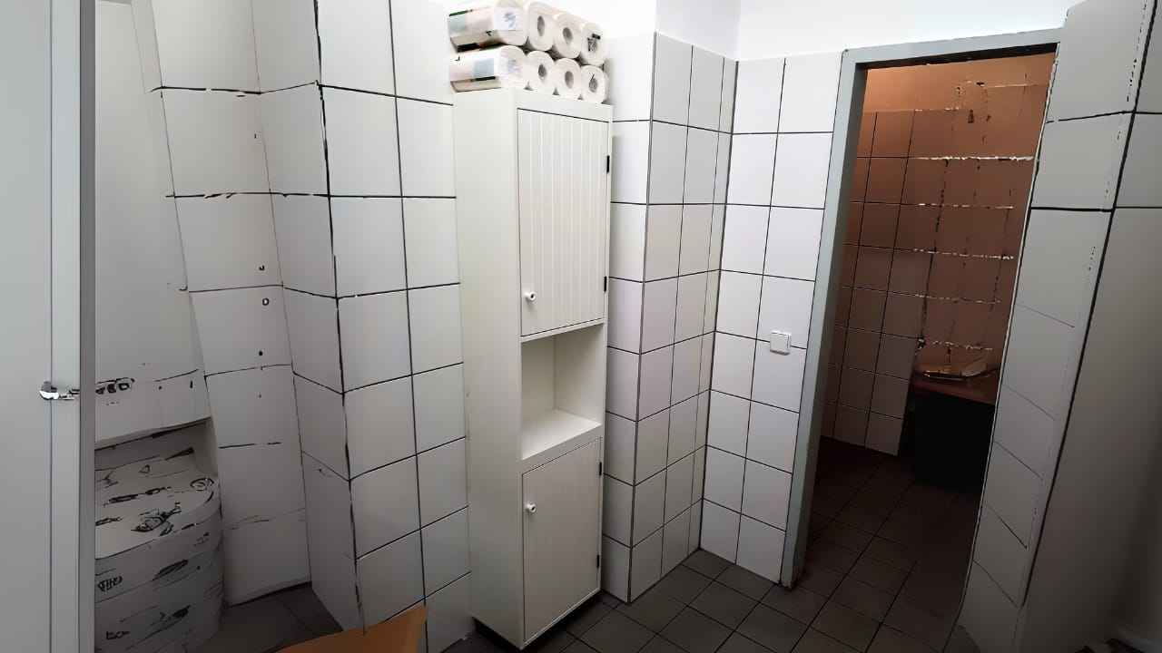 18 Bathroom Organization Hacks to Declutter Your Space 12 18 Bathroom Organization Hacks to Declutter Your Space - Bathroom cabinet wc