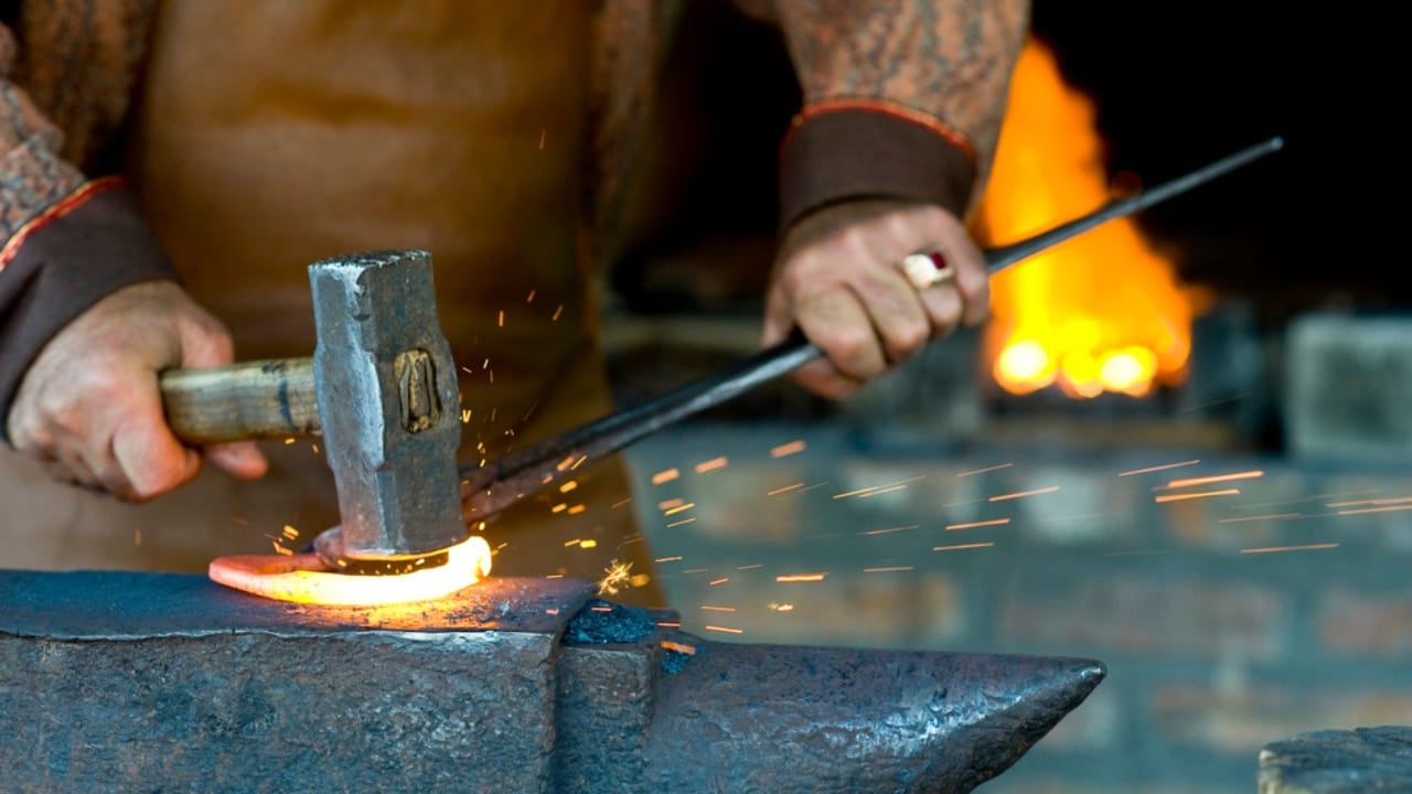 Building Resilience: 27 Pioneer Skills to Master in Uncertain Times 10 Building Resilience: 27 Pioneer Skills to Master in Uncertain Times - Blacksmithing dp1038770