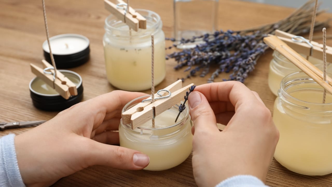 Building Resilience: 27 Pioneer Skills to Master in Uncertain Times 12 Building Resilience: 27 Pioneer Skills to Master in Uncertain Times - Candle Making dp514479254