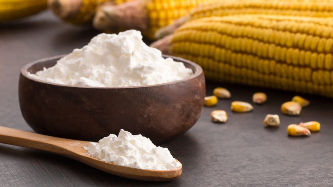 Revitalize Your Indoor Plants Instantly with This Easy Cornstarch Trick 3 Revitalize Your Indoor Plants Instantly with This Easy Cornstarch Trick - Corn starch in wooden bowl ss1684988029