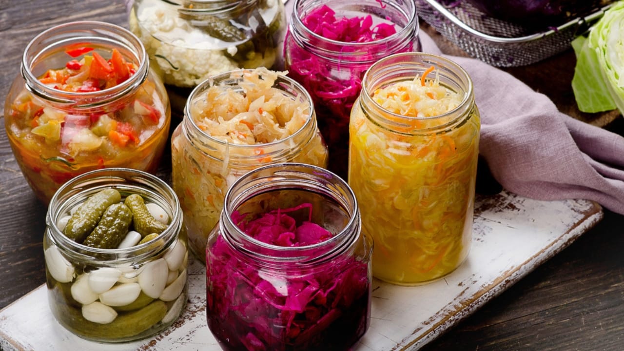 Building Resilience: 27 Pioneer Skills to Master in Uncertain Times 26 Building Resilience: 27 Pioneer Skills to Master in Uncertain Times - Fermentation dp173075468