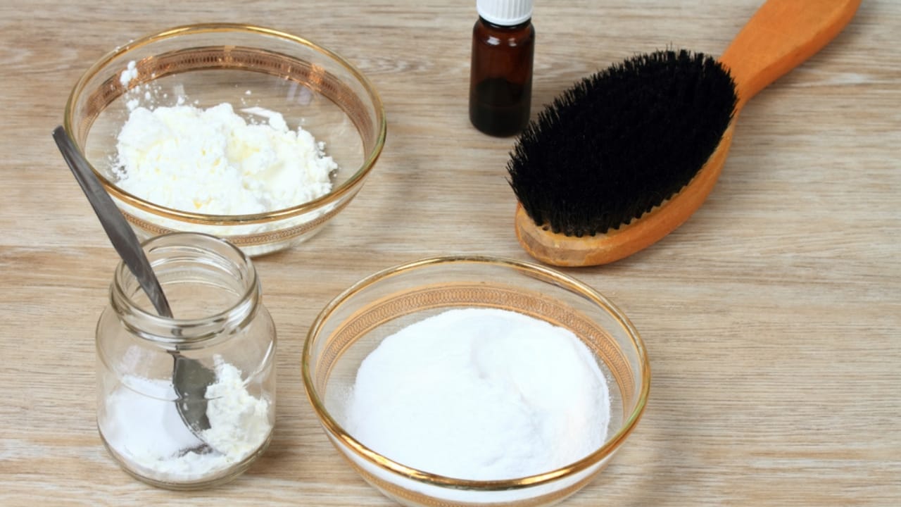 14 Clever Ways to Use Baking Soda Around the House - Homemade dry shampoo baking soda ss1050382646