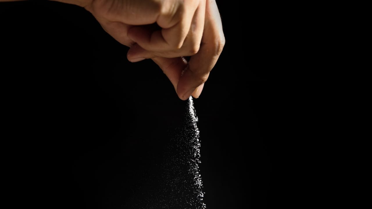 15 Surprising Ways Salt Can Keep You Alive in Emergencies 14 15 Surprising Ways Salt Can Keep You Alive in Emergencies - Sprinkle salt for seasoning ss704401006