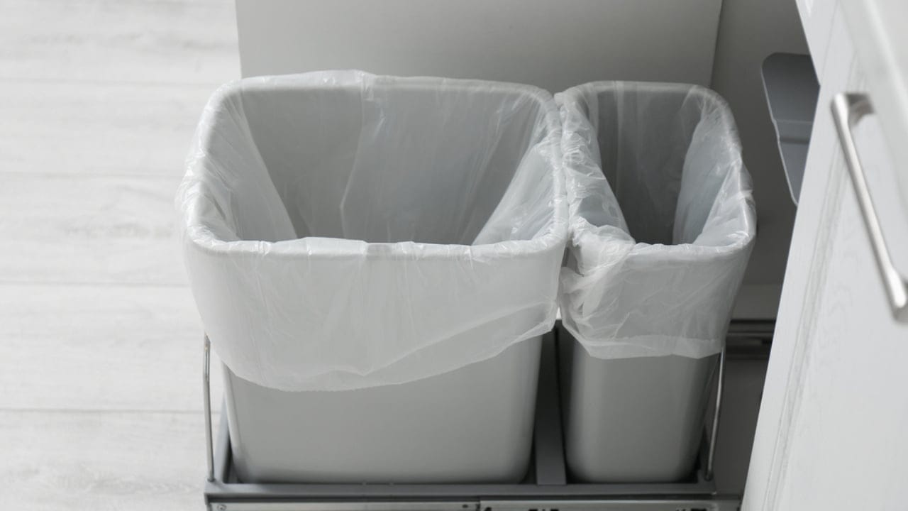 14 Instant Fixes to Keep Flies Away From Your Outdoor Spaces 12 14 Instant Fixes to Keep Flies Away From Your Outdoor Spaces - Trash bin in kitchen dp439724550