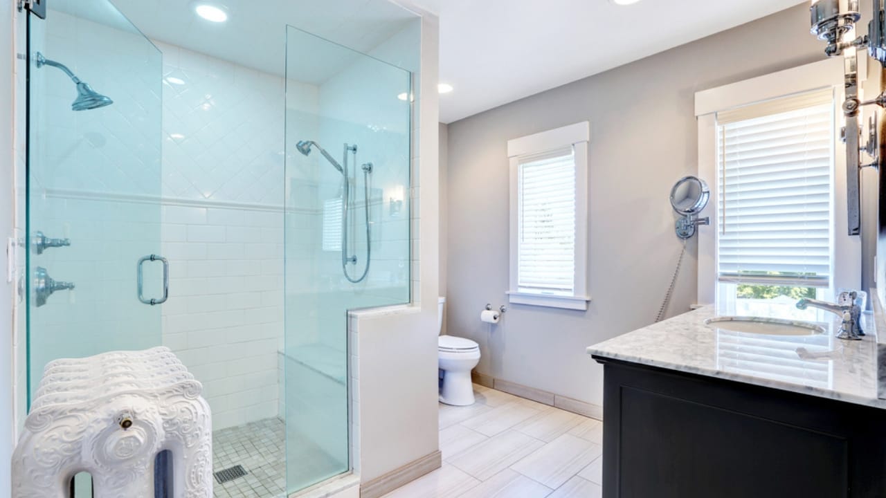 18 Stylish Ways to Turn Your Bathroom into a Japandi Zen Haven 7 18 Stylish Ways to Turn Your Bathroom into a Japandi Zen Haven - Walk In Shower glass dp121697318